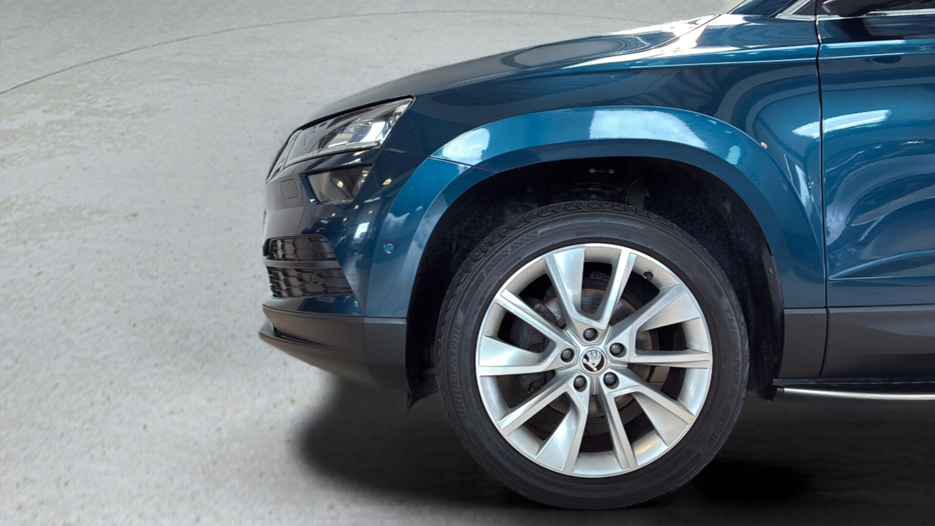 Blå Skoda Karoq fra 2019