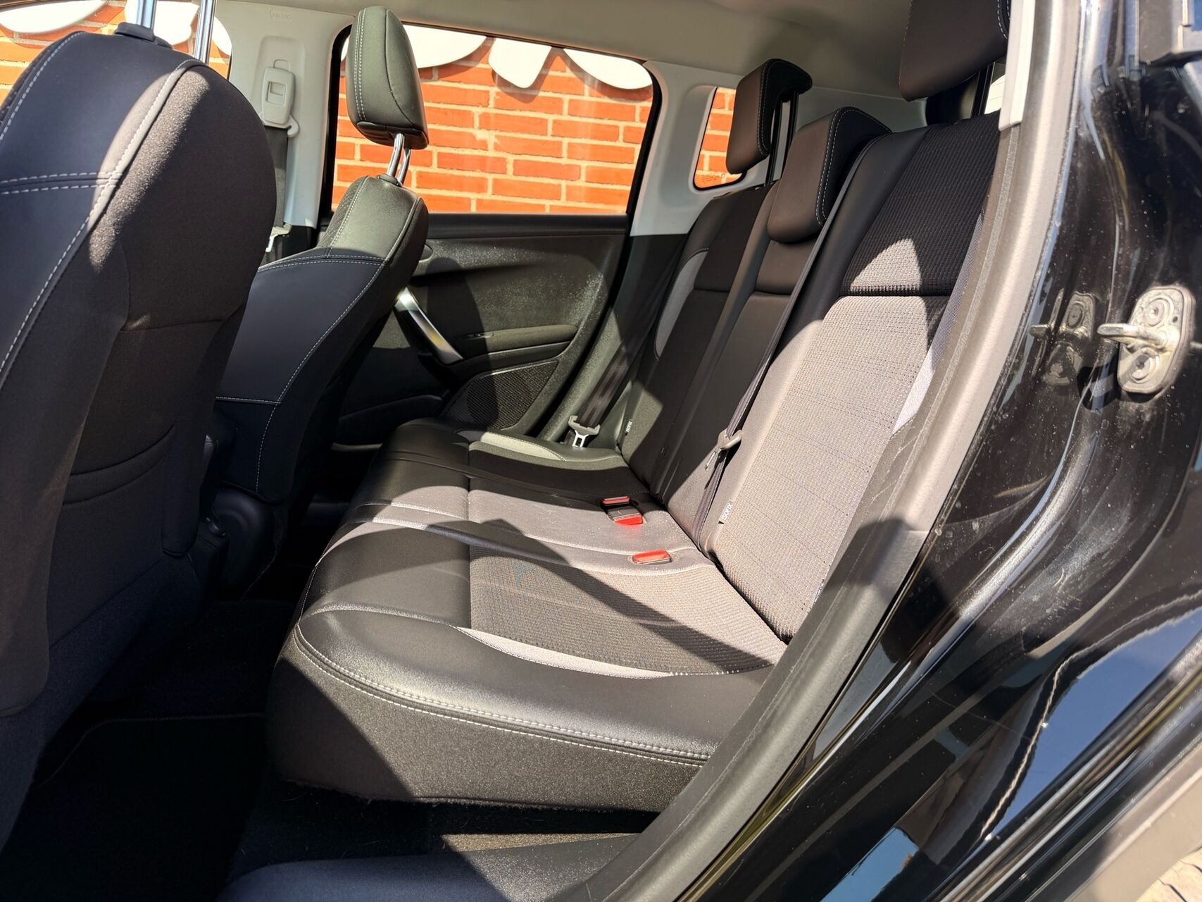 Sort Peugeot 2008 fra 2018