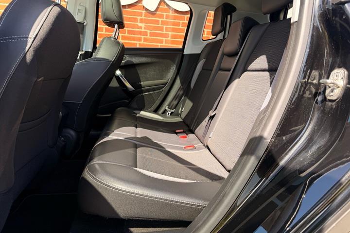 Sort Peugeot 2008 fra 2018