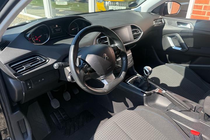 Sort Peugeot 308 fra 2019