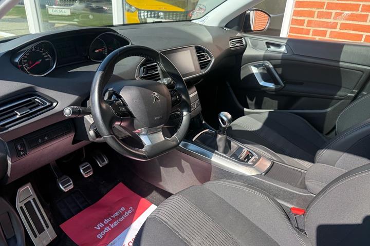 Sort Peugeot 308 fra 2019