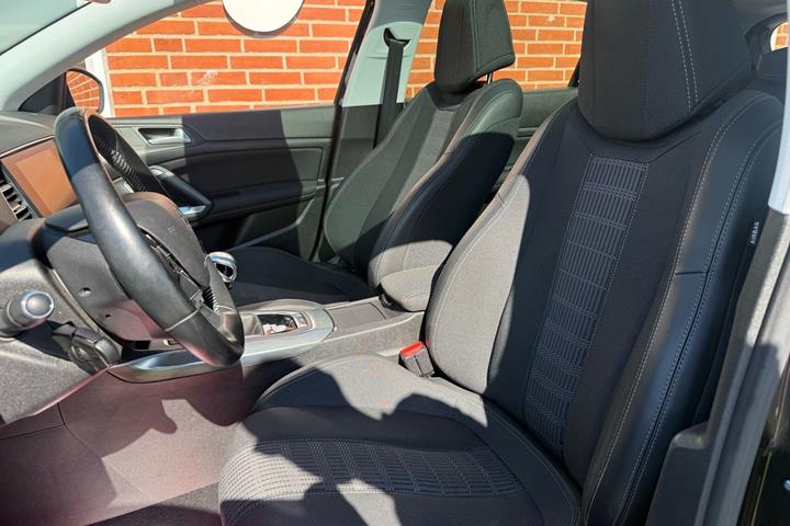 Sort Peugeot 308 fra 2019
