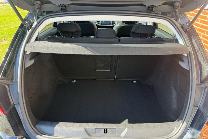 Sort Peugeot 308 fra 2019