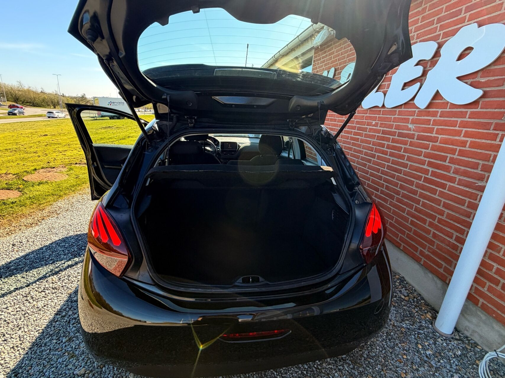 Sort Peugeot 208 fra 2015