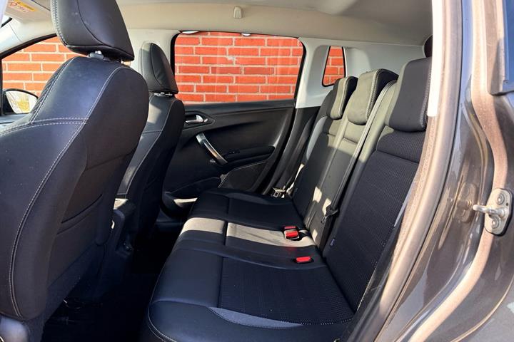 Sort Peugeot 2008 fra 2017