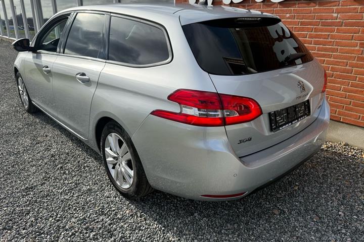 Sølv Peugeot 308 fra 2017
