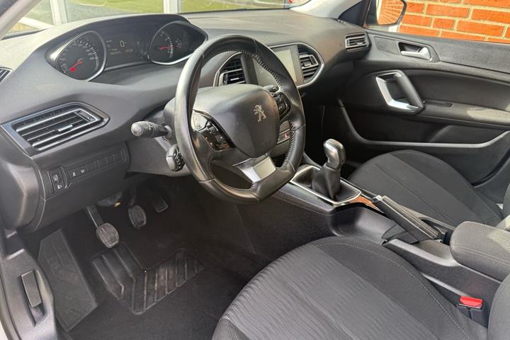 Sølv Peugeot 308 fra 2017