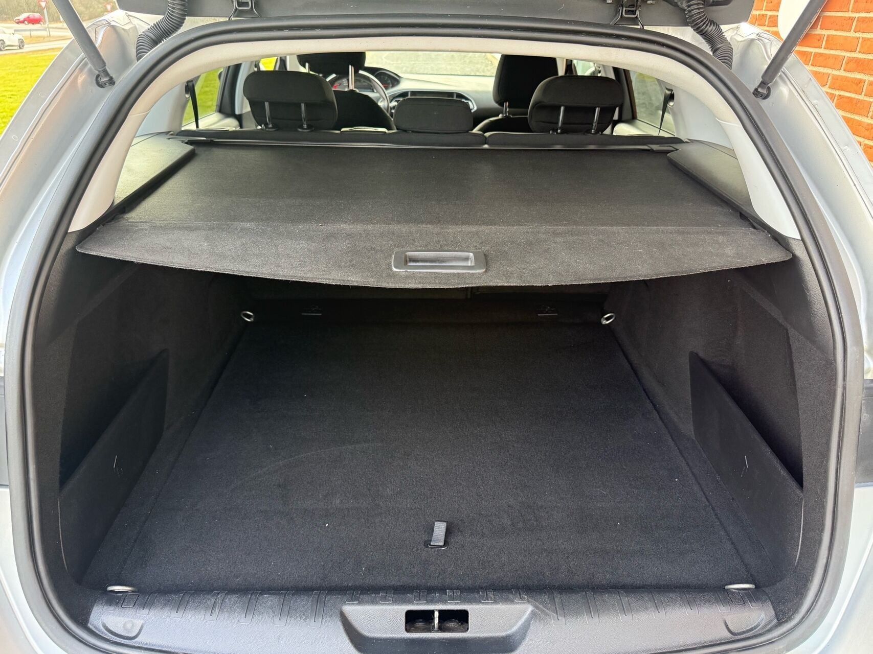 Sølv Peugeot 308 fra 2017