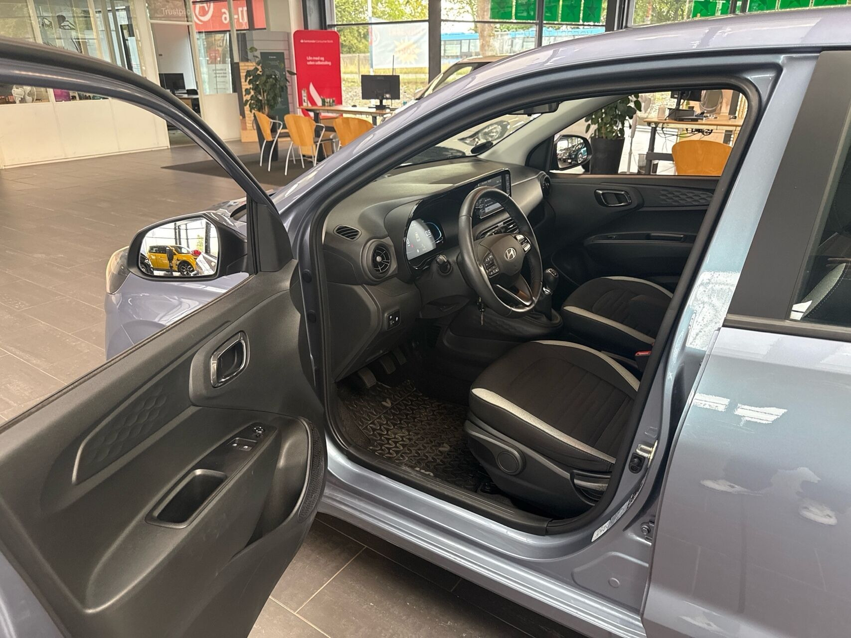 Blå Hyundai i10 fra 2024