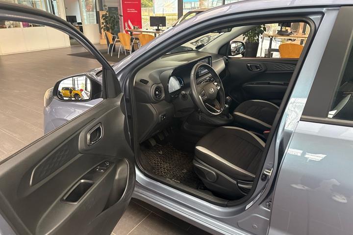 Blå Hyundai i10 fra 2024