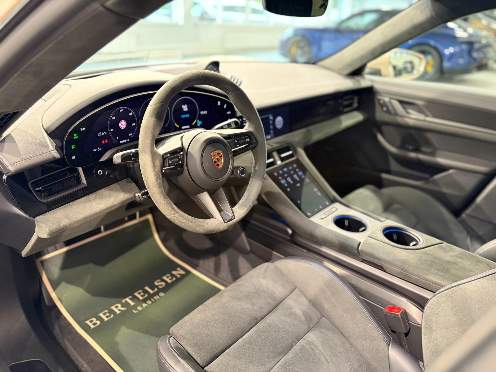 Beige Porsche Taycan GTS fra 2023