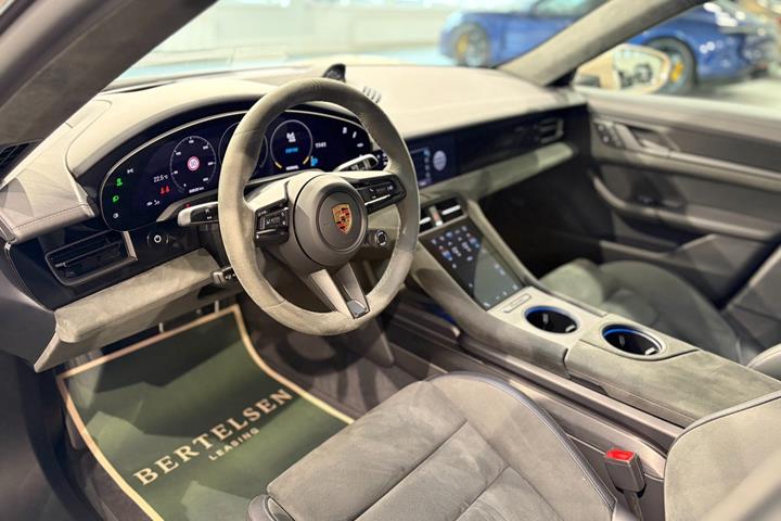 Beige Porsche Taycan GTS fra 2023