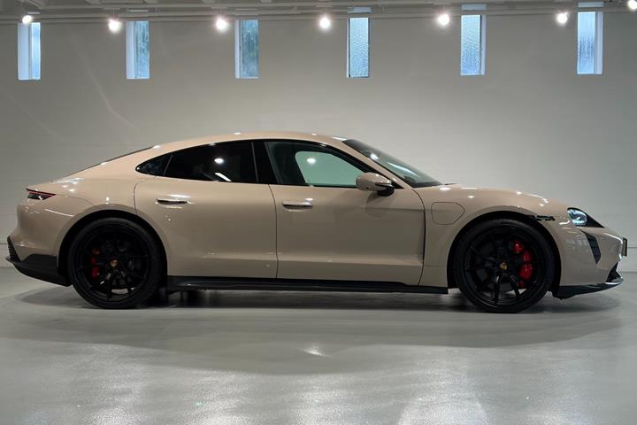 Beige Porsche Taycan GTS fra 2023