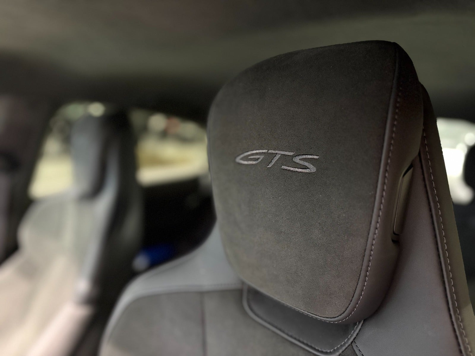 Beige Porsche Taycan GTS fra 2023