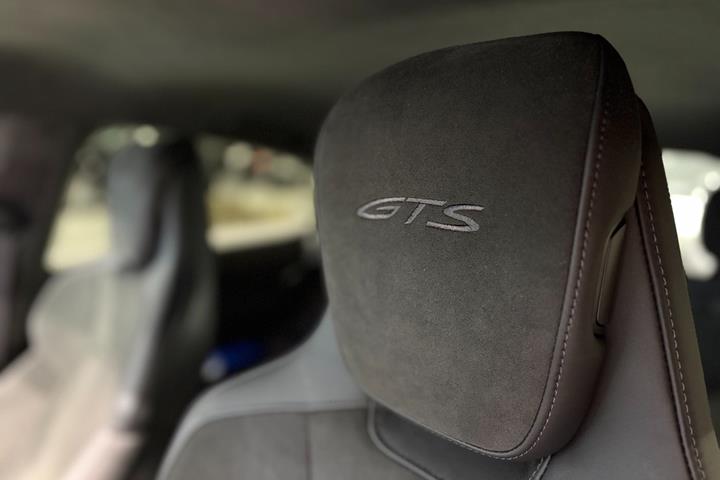 Beige Porsche Taycan GTS fra 2023
