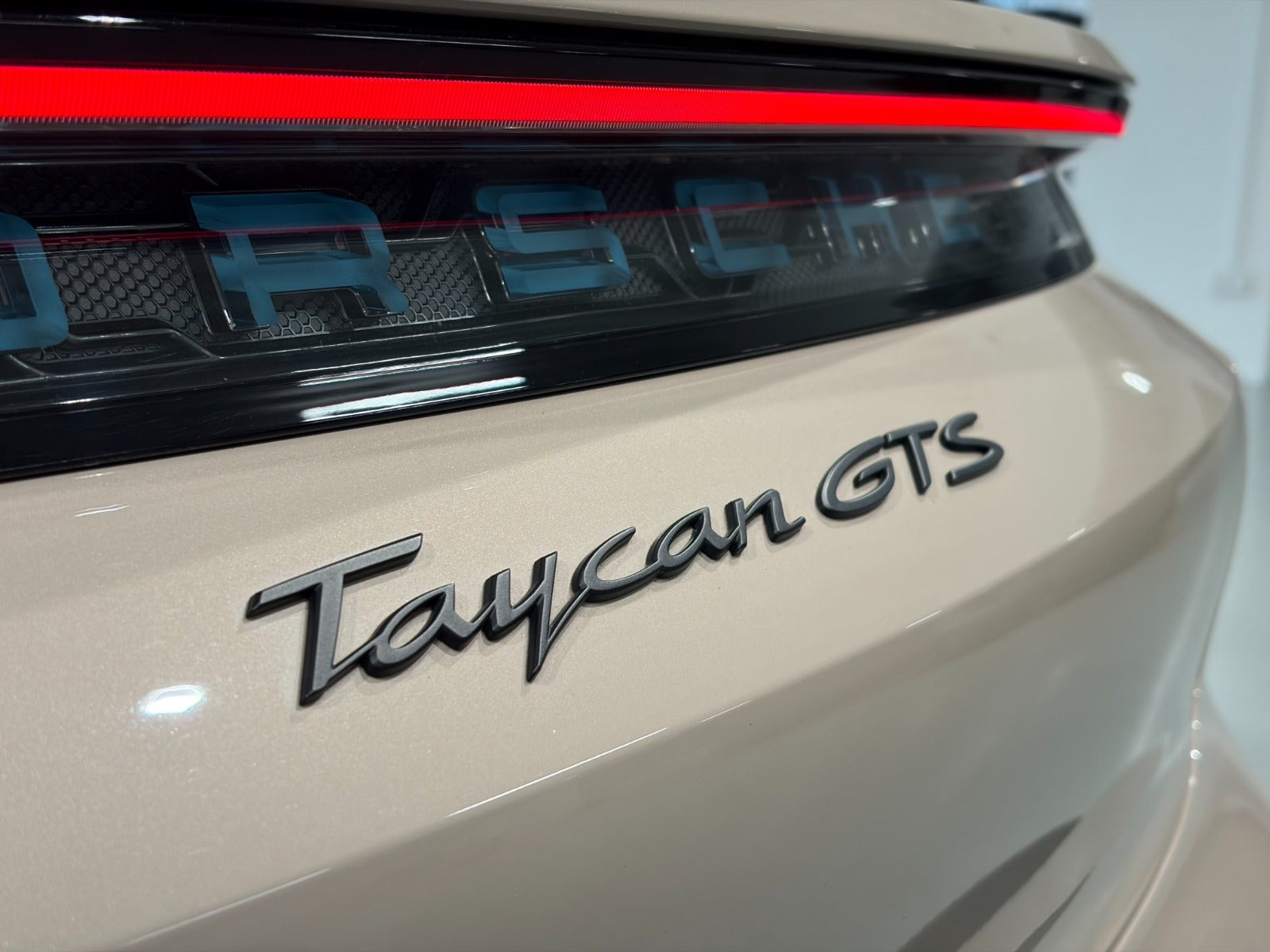 Beige Porsche Taycan GTS fra 2023