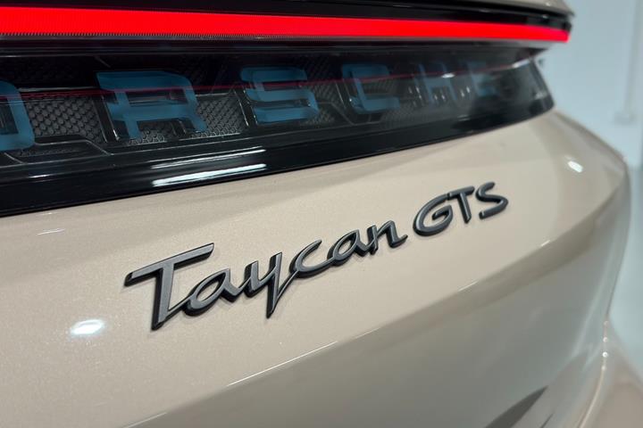 Beige Porsche Taycan GTS fra 2023