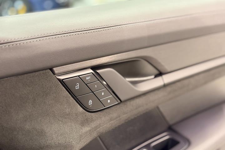 Beige Porsche Taycan GTS fra 2023