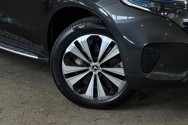 Grå Mercedes EQC400 fra 2022