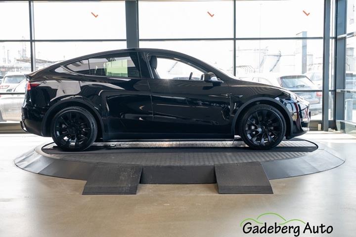 Sort Tesla Model Y fra 2022