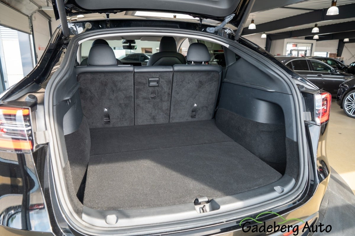 Sort Tesla Model Y fra 2022