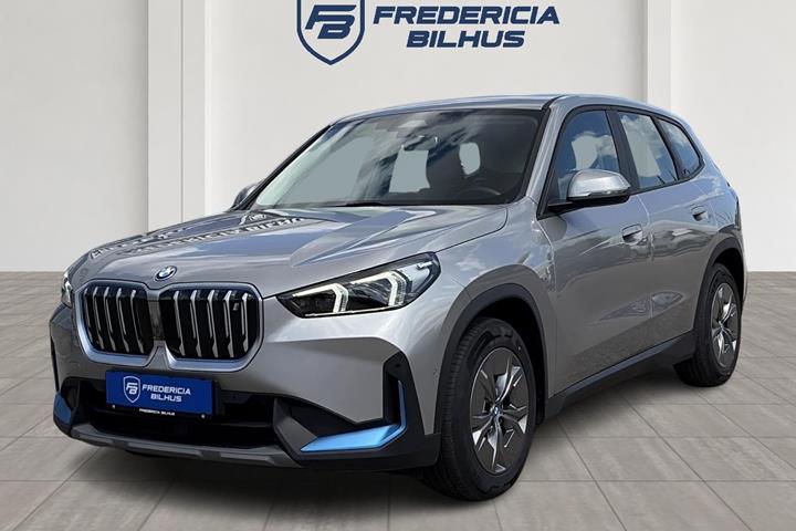Sølv BMW iX1 fra 2024 set udefra