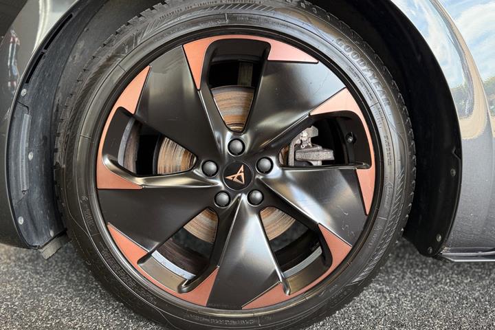 Grå Cupra Born fra 2023