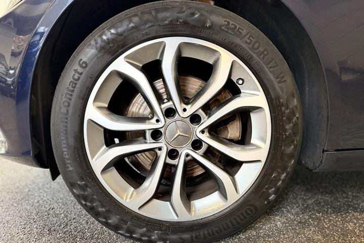 Blå Mercedes C220 fra 2015
