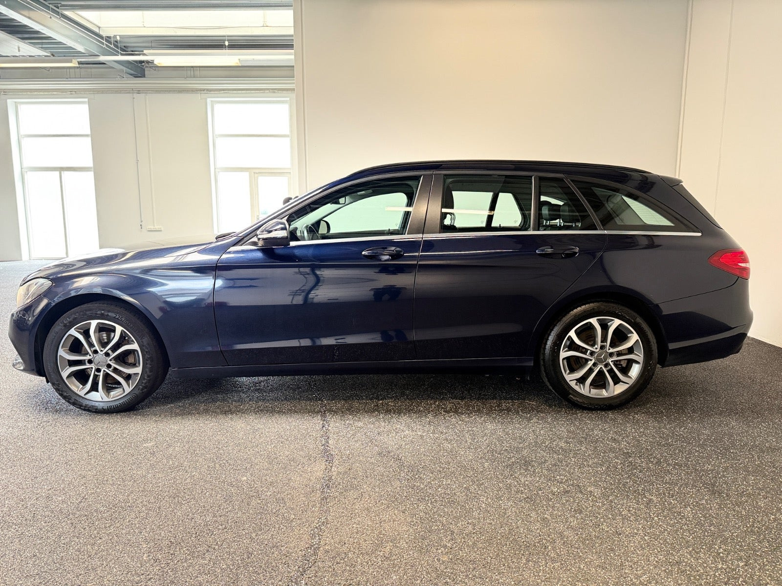 Blå Mercedes C220 fra 2015