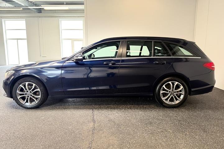 Blå Mercedes C220 fra 2015