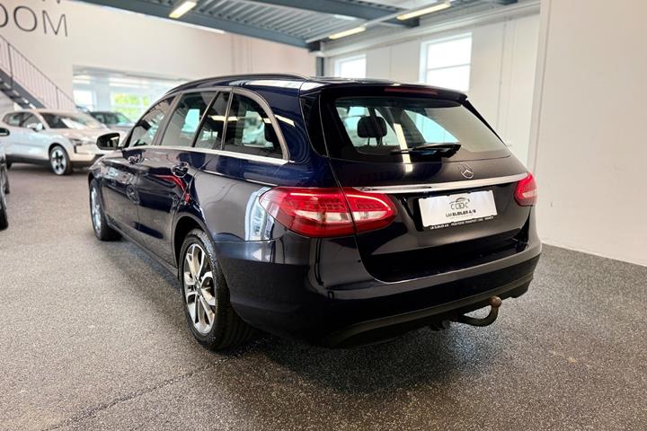 Blå Mercedes C220 fra 2015