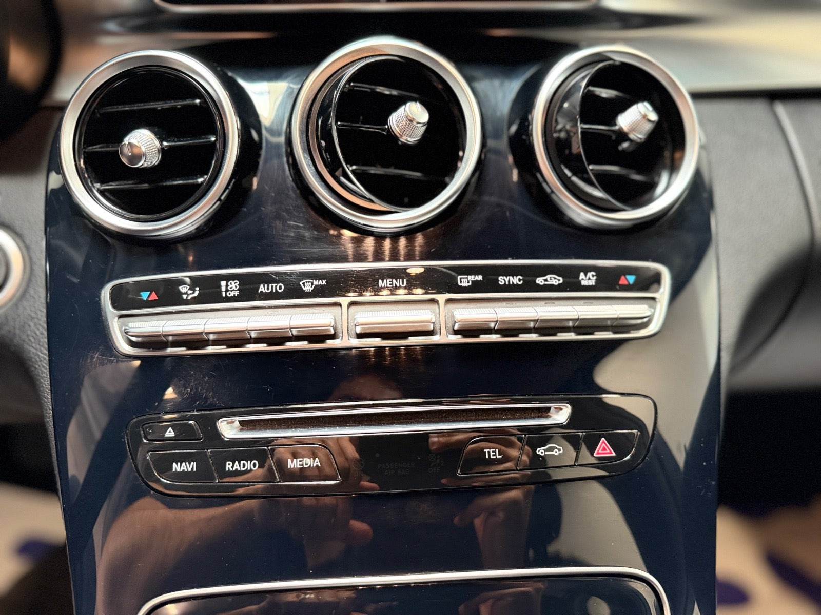 Blå Mercedes C220 fra 2015
