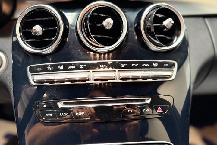 Blå Mercedes C220 fra 2015