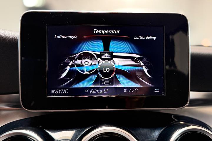 Blå Mercedes C220 fra 2015