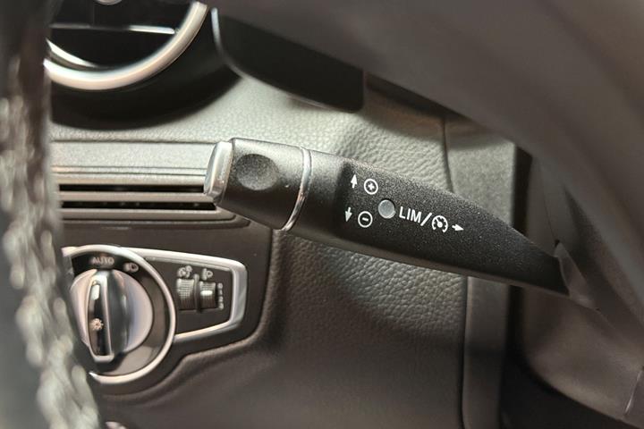 Blå Mercedes C220 fra 2015