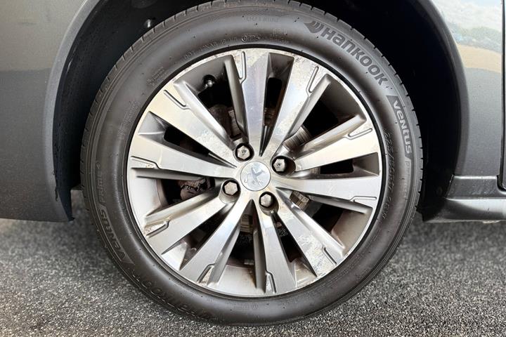 Grå Peugeot 3008 fra 2014