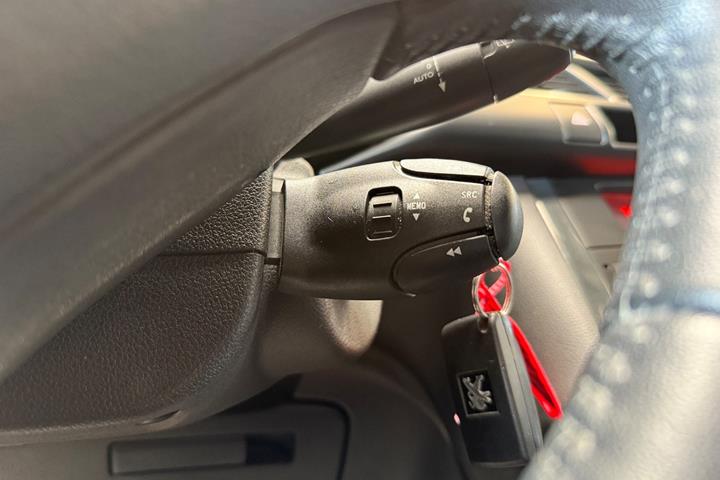 Grå Peugeot 3008 fra 2014