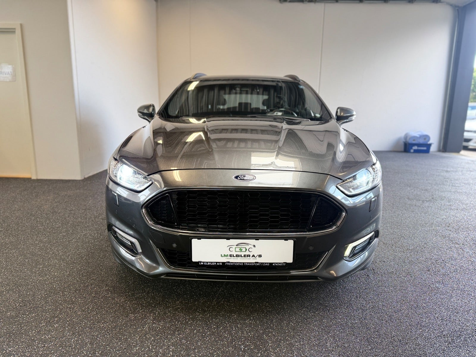Grå Ford Mondeo fra 2018