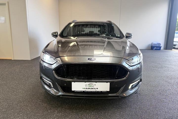 Grå Ford Mondeo fra 2018