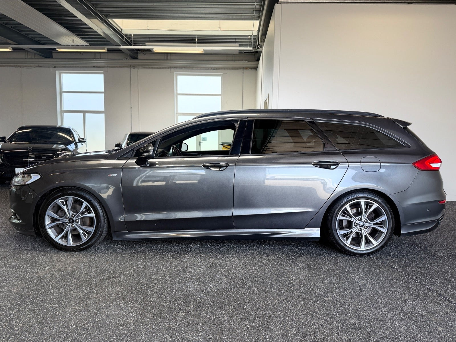 Grå Ford Mondeo fra 2018