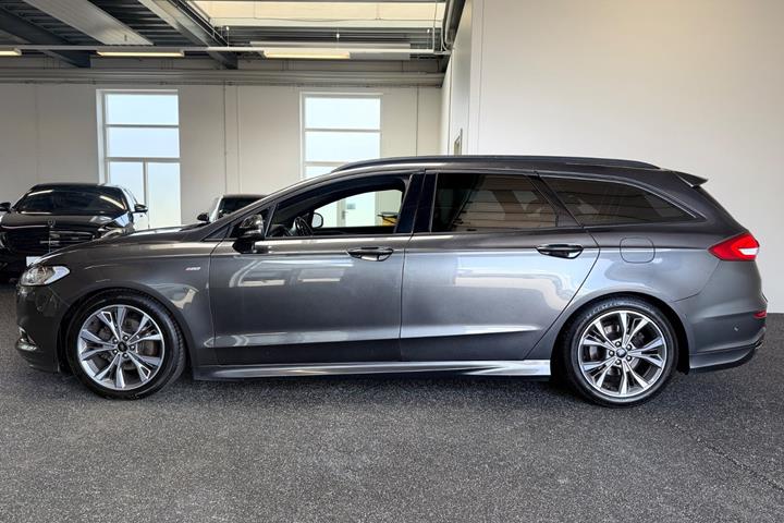 Grå Ford Mondeo fra 2018
