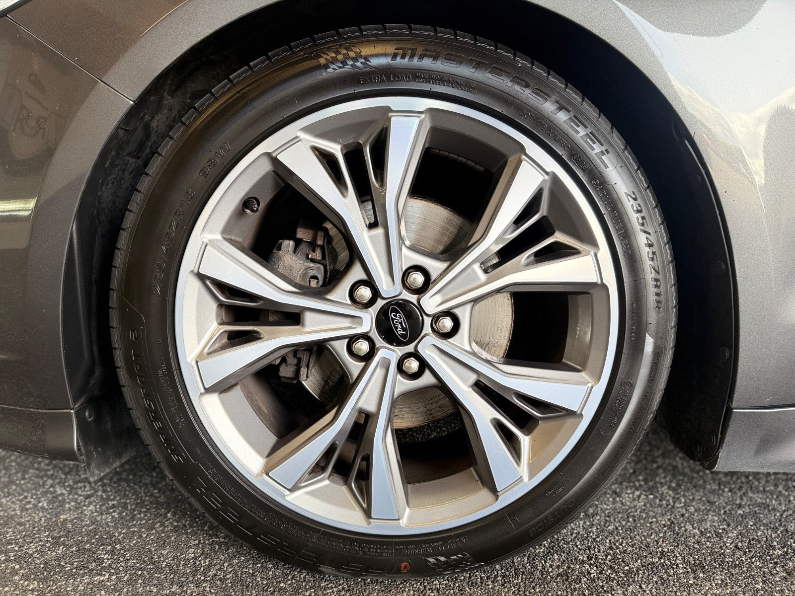 Grå Ford Mondeo fra 2018
