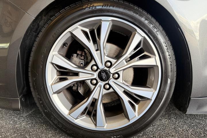 Grå Ford Mondeo fra 2018