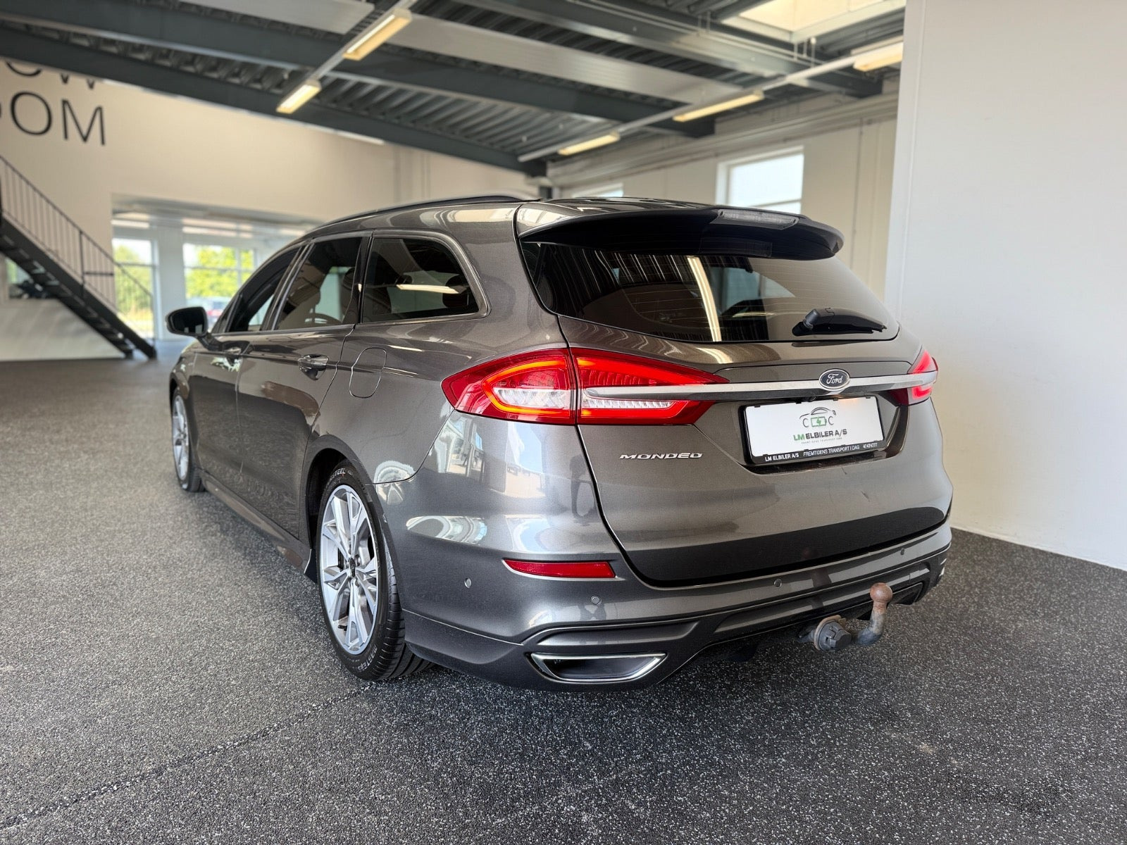 Grå Ford Mondeo fra 2018