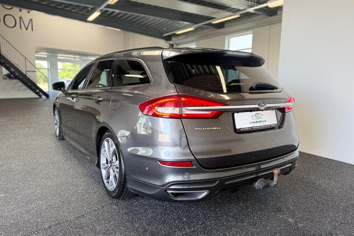 Grå Ford Mondeo fra 2018