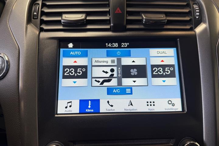 Grå Ford Mondeo fra 2018