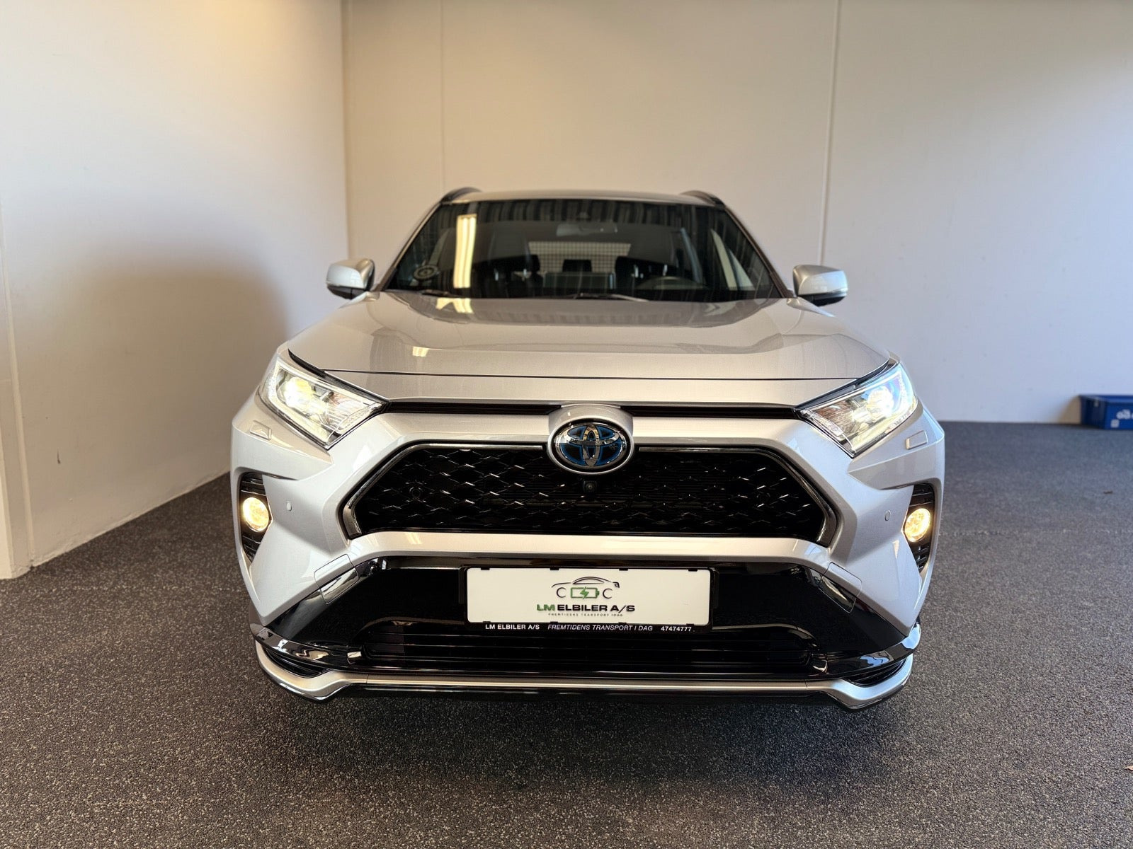 Grå Toyota RAV4 fra 2021
