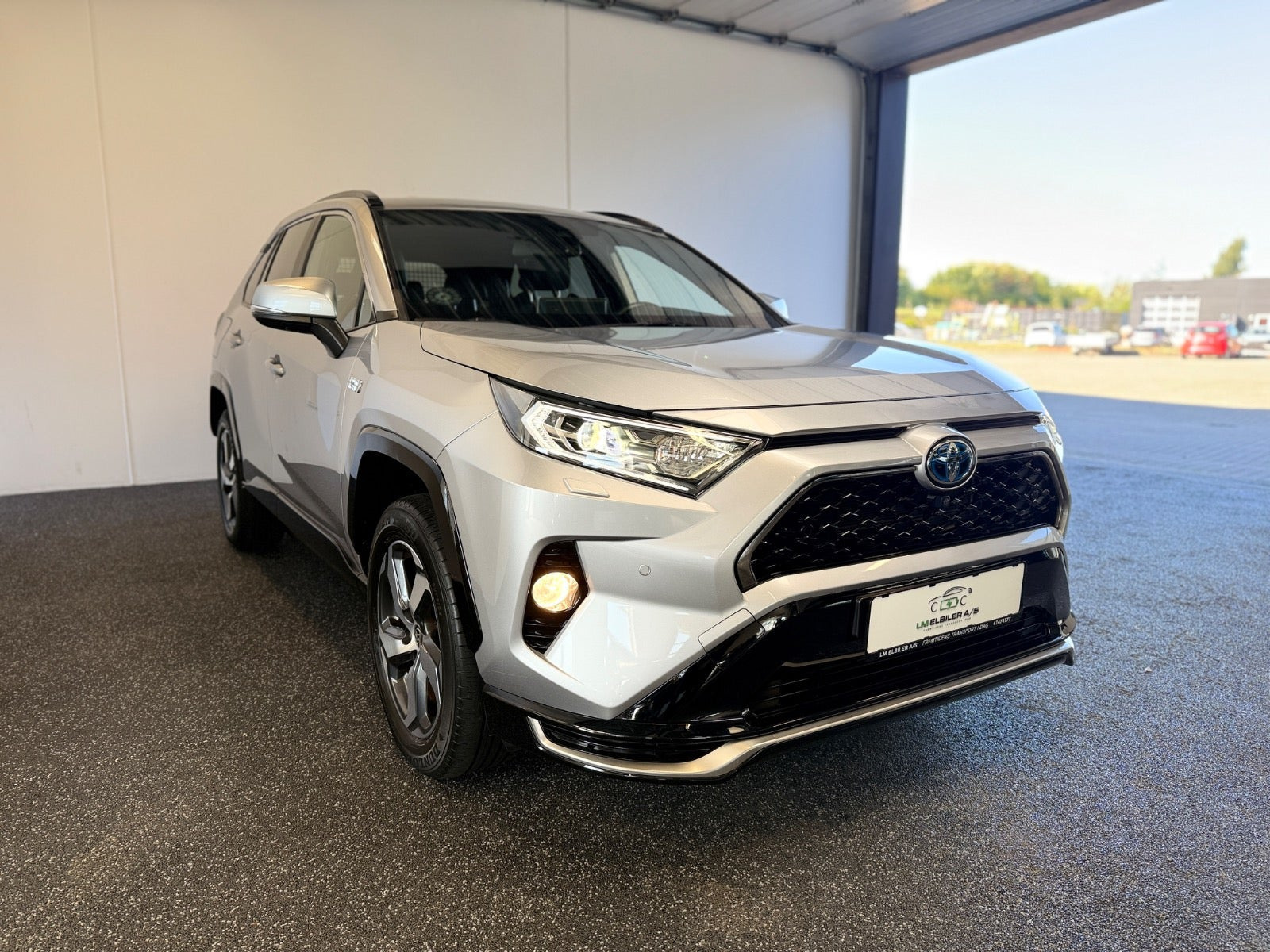 Grå Toyota RAV4 fra 2021