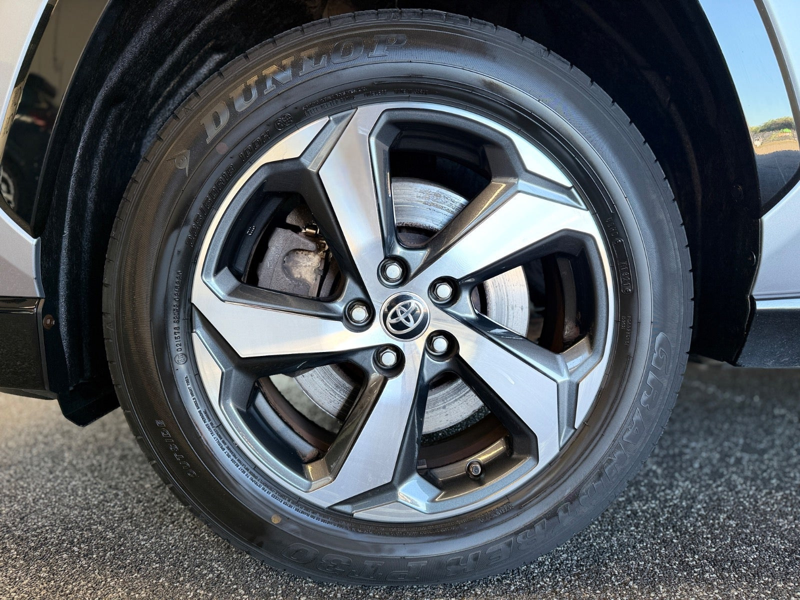 Grå Toyota RAV4 fra 2021