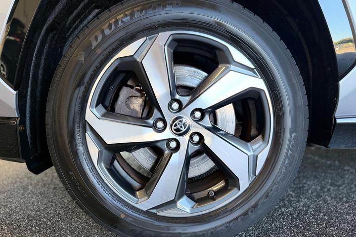 Grå Toyota RAV4 fra 2021